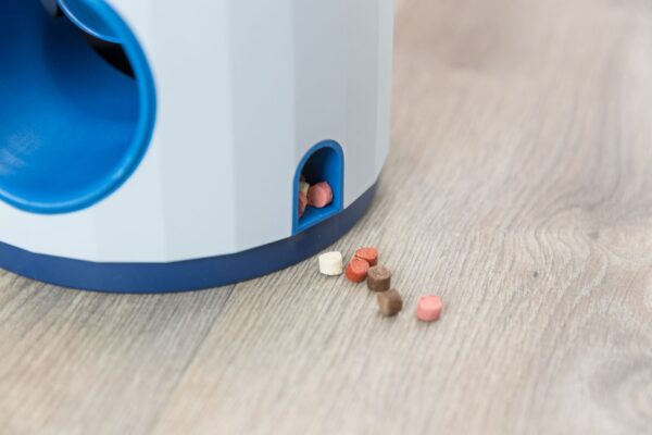 Розвиваюча іграшка Trixie Dog Activity Ball & Treat для собак, d:17х18см (пластик) - Image 4